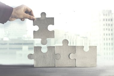 kişi başarıyla bir bulmaca çözmeye çalışır