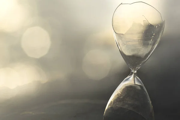 interruption of time measurement in a broken hourglass