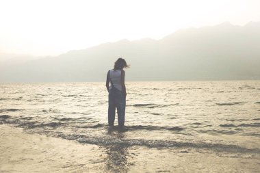 yalnız kadın muhteşem bir manzara önünde meditasyon