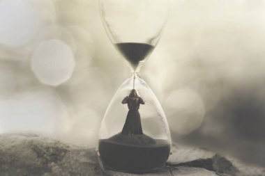 kadın bir kum saati sıkışmış, zaman geçen mahkumlar olma kavramı