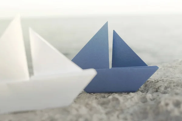 蓝色折纸船在白船上获胜 商业上的成功概念 — 图库照片