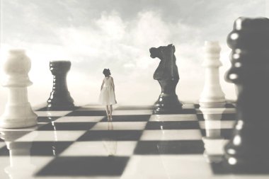 Beyaz satranç oyuncularıyla ittifak kuran kadın siyah rakibine şüpheli bir şekilde bakıyor.
