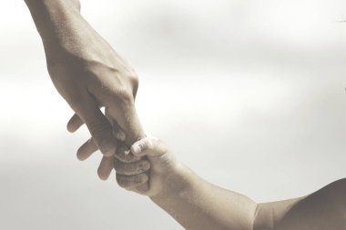 Küçük bebeğinin elini tutan bir annenin tatlı jesti.