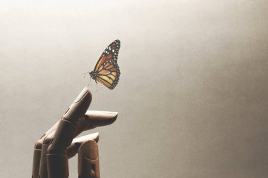 Tahta bir elle renkli bir kelebek arasında gerçeküstü bir karşılaşma.