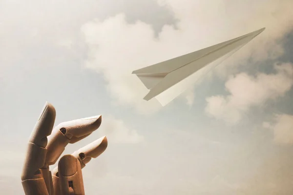 Сюрреалистическое Изображение Деревянной Руки Которая Запускает Бумажный Самолет Небо — стоковое фото