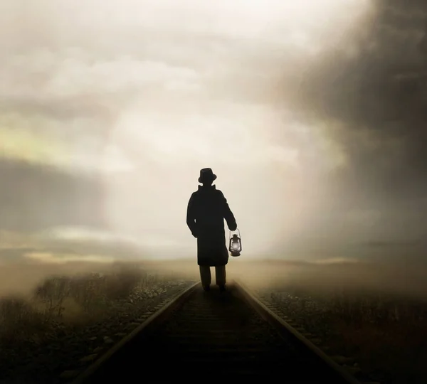 Człowiek Idzie Drodze Kolejowej Latarnią Podążając Światłem Które Pochodzi Daleka — Zdjęcie stockowe