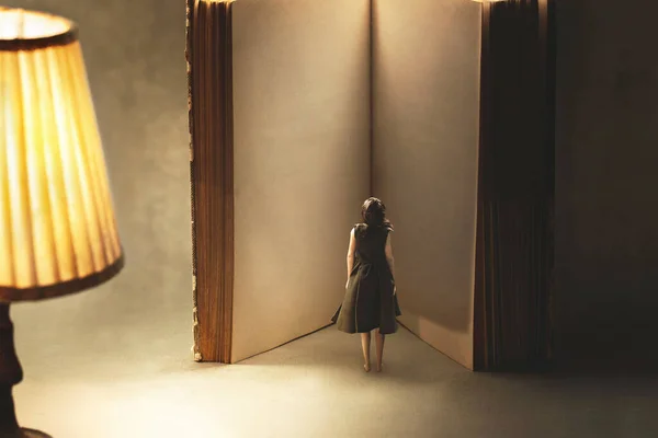 Сюрреалістичний Момент Жінки Читає Порожні Сторінки Гігантської Книги Концепція Знань — стокове фото