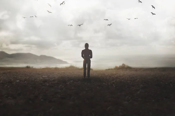 Ensam Man Tittar Oändligheten Mitt Naturen Med Fåglar Flyger Fritt — Stockfoto