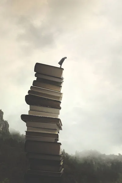 Мудрый Успешный Человек Смотрит Вниз Вершины Сюрреалистической Кучи Книг — стоковое фото