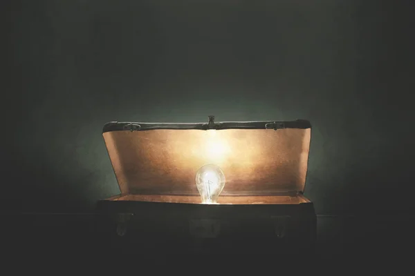 Žárovka Vychází Tajemného Otevřeného Kufříku Konceptu Nápadu Vynálezu — Stock fotografie