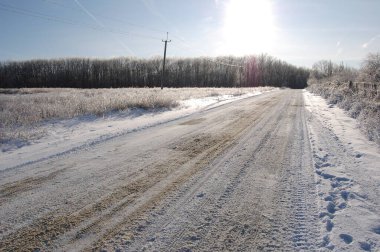 Kış yolu. Karla kaplı yol.