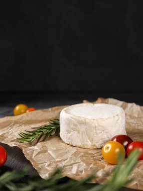 Parşömen üzerinde çiftlik peyniri.