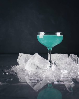 Buzlu turkuaz kokteyl.