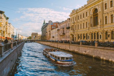Saint-Petersburg, Rusya - 01.08.2020: Bir zevk gemisi Griboyedov kanalı boyunca İtalyan köprüsüne doğru yelken açar. Griboyedov Kanalı, 2 Italianskaya Caddesi..