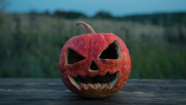 Elsorvadt Halloween tökfej lángol — Stock videók