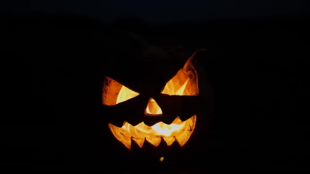 La zucca appassita di Halloween va a fuoco al rallentatore — Video Stock