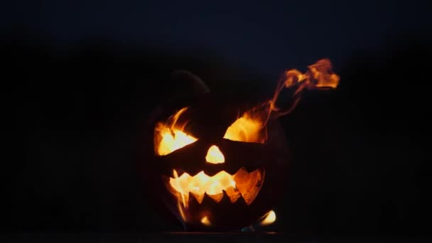 Uwięziona dynia Halloween płonie w zwolnionym tempie — Wideo stockowe