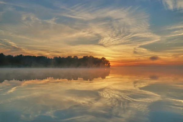 Отражение Утра Брошенного Воду Реки — стоковое фото