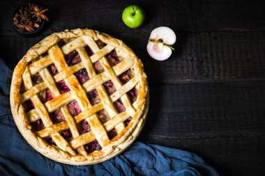 Ev yapımı elma turtası. Üstten görünüm. rustik tarzı. Seçici odak.