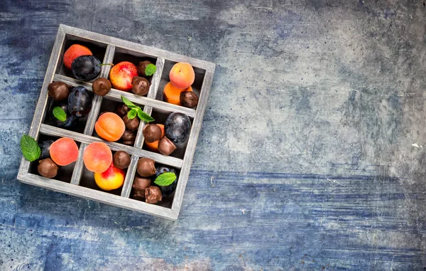 Doces Chocolate Com Frutas Secas Frutas Frescas Caixa Madeira Fundo — Fotografia de Stock