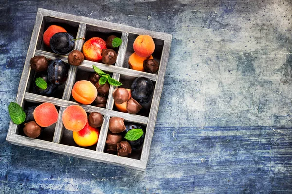 Dulciuri Ciocolată Fructe Uscate Fructe Proaspete Cutie Lemn Fundal Albastru — Fotografie, imagine de stoc