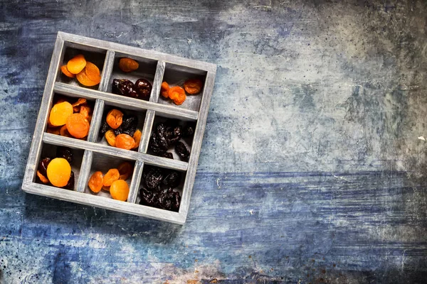 Schokoladenbonbons Mit Trockenfrüchten Und Holzkiste Blauer Betonhintergrund Platz Für Text — Stockfoto