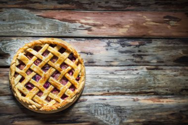 Ev yapımı meyve pasta ahşap masa üzerinde. Üstten görünüm. rustik tarzı. Seçici odak.  