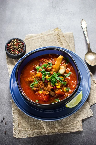 Sopa Chile Con Carne Tazón Azul Fondo Piedra Enfoque Selectivo — Foto de Stock