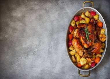 Kavrulmuş Şükran günü hindisi gri taş zemin üzerine sebze ile servis. Metin için yer.   