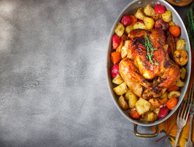 Kavrulmuş Şükran günü hindisi gri taş zemin üzerine sebze ile servis. Metin için yer.   