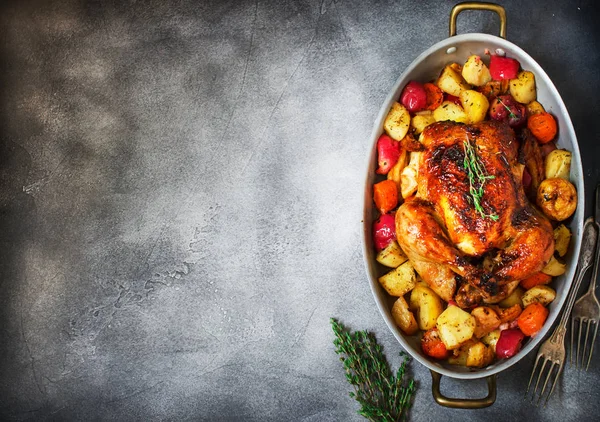 Kavrulmuş Şükran günü hindisi gri taş zemin üzerine sebze ile servis. Metin için yer.   