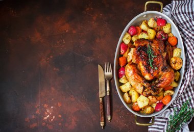 Kavrulmuş Şükran günü hindisi kahverengi rustik arka plan üzerinde sebze ile servis. Metin için yer.    