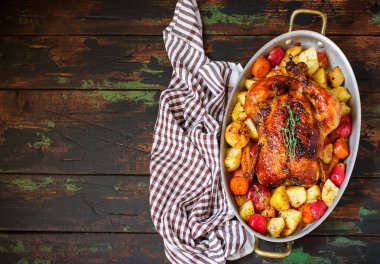 Kavrulmuş Şükran günü hindisi ahşap rustik arka plan üzerinde sebze ile servis. Metin için yer. 