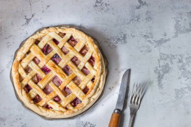 Ev yapımı meyve pasta beyaz taş zemin üzerine. Üstten görünüm, metin için yer. Seçici odak. 