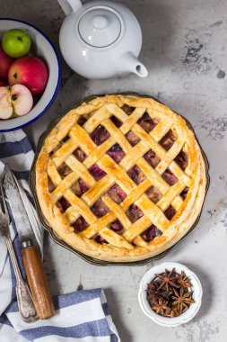 Ev yapımı meyve pasta beyaz taş zemin üzerine. Üstten görünüm, metin için yer. Seçici odak. 