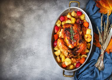 Kavrulmuş Şükran günü hindisi gri taş zemin üzerine sebze ile servis. Metin için yer.   