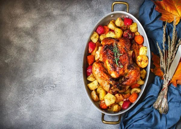 Sirve Pavo Asado Acción Gracias Con Verduras Sobre Fondo Piedra — Foto de Stock