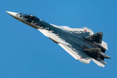 Zhukovsky, Rusya - 30 Ağustos 2019: Maks-2019 hava gösterisinde Rus Hava Kuvvetleri'ne ait Sukhoi Su-57 gizli savaş uçağı. 
