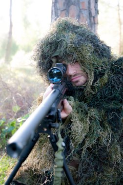 Savaşta keskin nişancı hayatta kaldı.