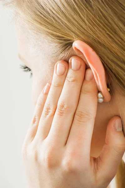 Gadis Memegang Tangan Telinga Anda — Stok Foto