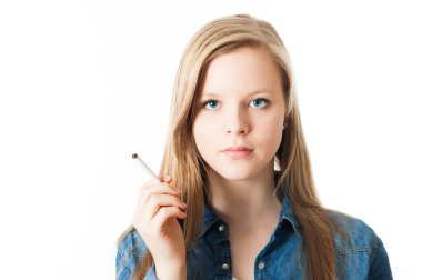 Genç kız sigarasını beyaza sardı.