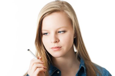 Genç kız sigarasını beyaza sardı.