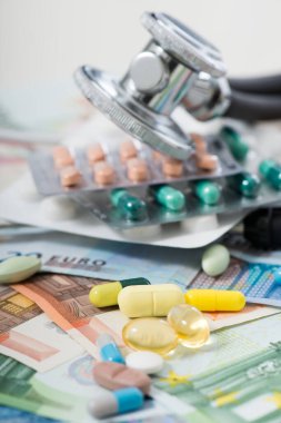 Bir sürü renkli tabletli stetoskop.