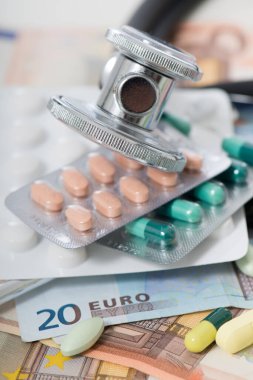 Bir sürü renkli tabletli stetoskop.