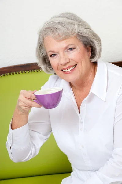 Mulher Madura Sentada Sofá Bebendo Café — Fotografia de Stock