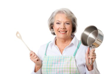 Ahşap kaşıklı ve tencereli yaşlı ev hanımı.