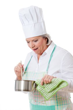 Şapkalı ve önlüklü yaşlı aşçı.