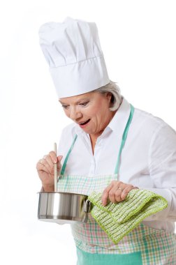 Şapkalı ve önlüklü yaşlı aşçı.