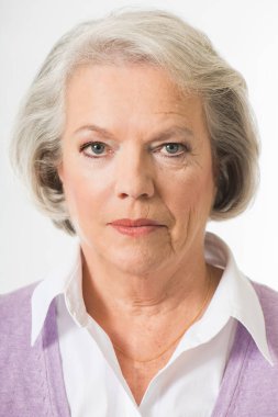 60 'lı yaşlardaki bir kadın beyaz arka planda izole edilmiş.