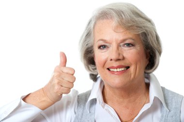 60 'lı yaşlarda bir kadın başparmağını kaldırıyor.